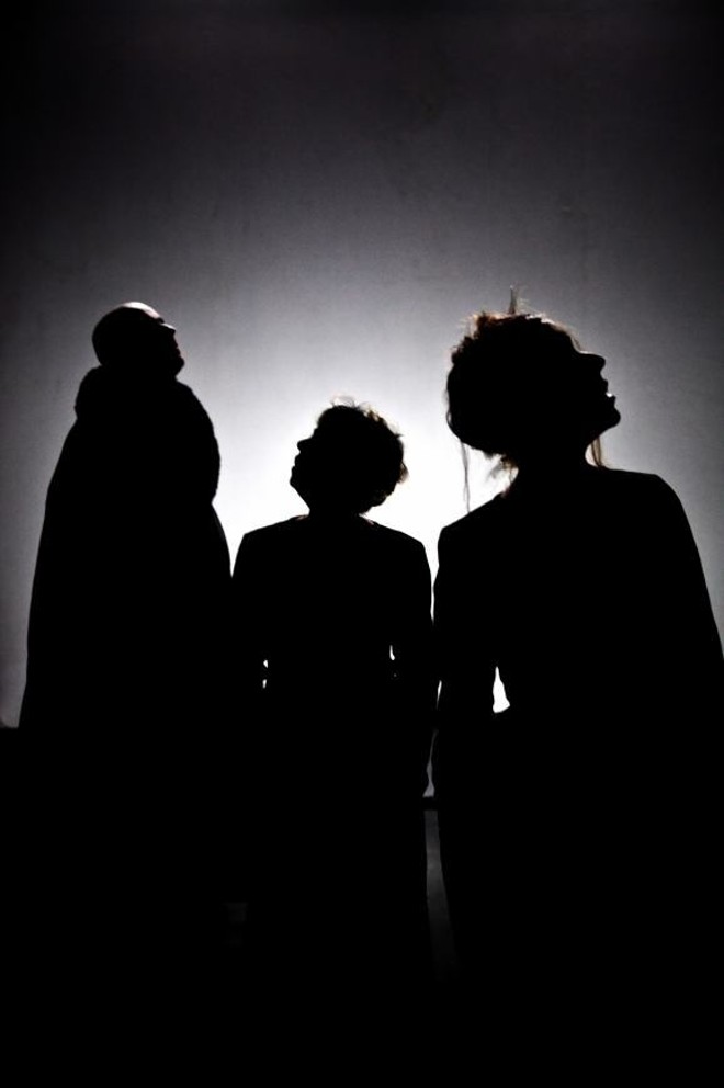 Na peça mulheres fogem de homens rumo a um país estrangeiro |