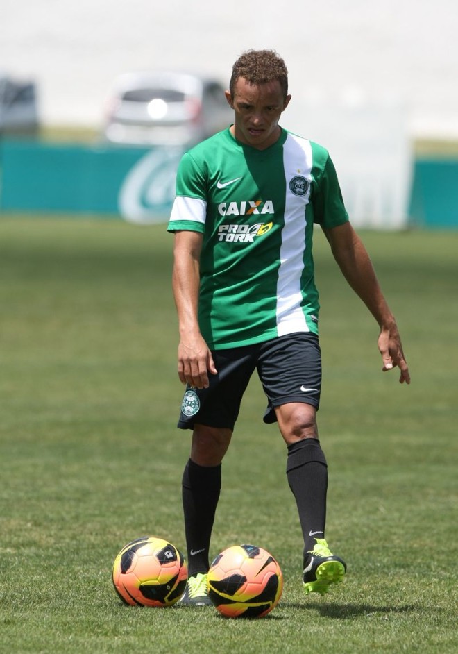 Autor de um gol sobre o Cruzeiro. Carlinhos ganha espaço | Aniele Nascimento/ Gazeta do Povo