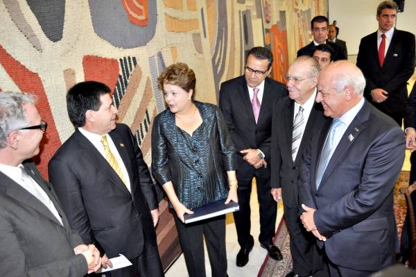 Os presidentes do Paraguai, Horacio Cartes, e do Brasil, Dilma Rousseff, na conversa com os dirigentes da Associação Comercial do Paraná, Edson Ramon (último à dir.); da Fiep, Edson Campagnolo (1º à esq.); e da Câmara Federal, Henrique Alves; e o senador José Sarney, ontem, no Palácio do Itamaraty, em Brasília. Ramon convidou Cartes para visitar a ACP ainda neste ano | Gustavo Ferreira/MRE