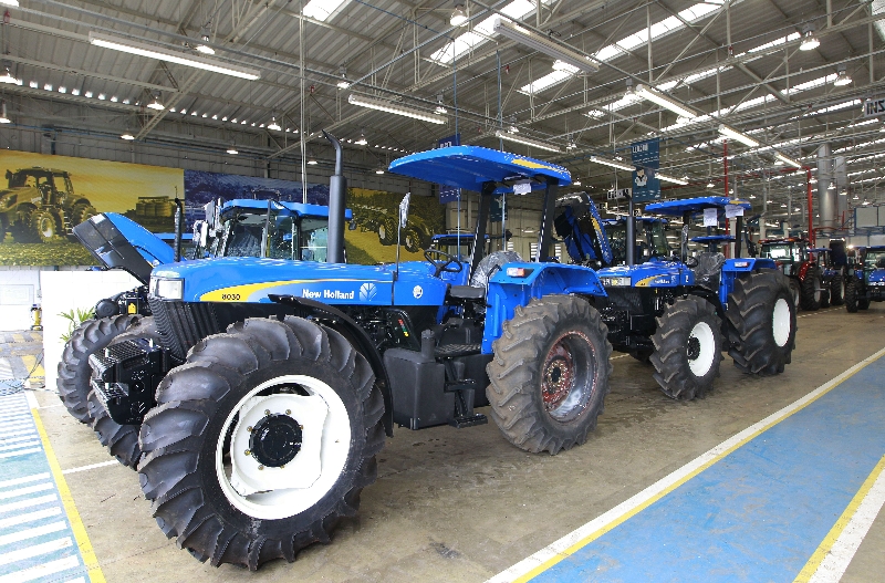 Pátio da fábrica da New Holland, em Curitiba: aumento de 42% na venda de tratores neste ano já compensa, com sobras, a retração de 17% sofrida em 2012 | Antônio More/ Gazeta do Povo