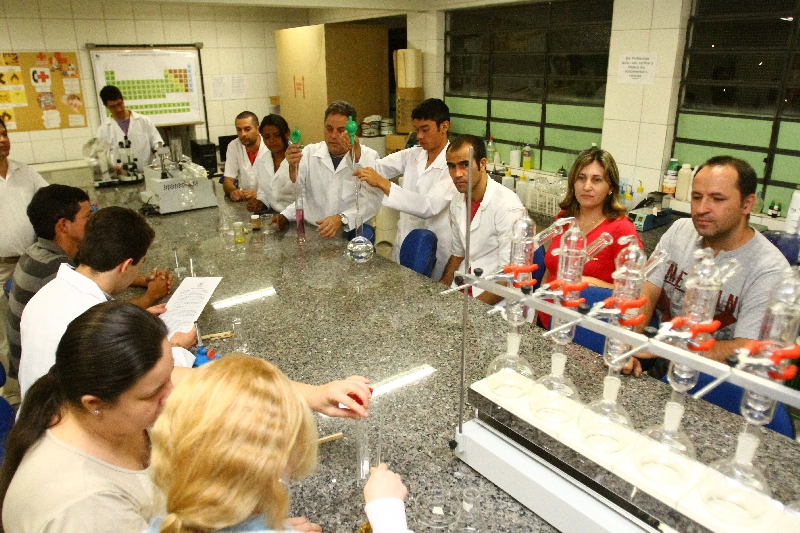 Alunos de química no Colégio Albino Feijó, em Londrina: curso é um dos que mais tem baixas de alunos após a matrícula | Fotos: Gilberto Abelha / Jornal de Londrina