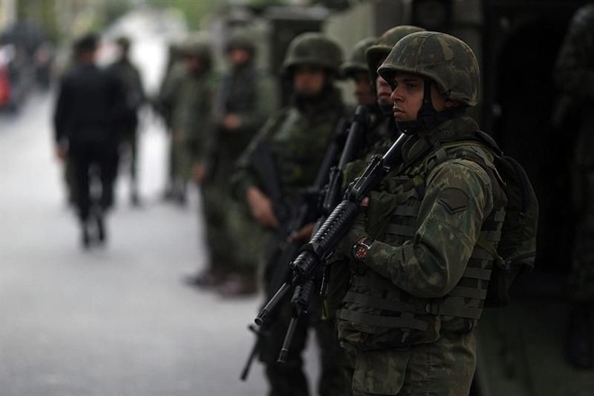 Polícia ocupa complexo de favelas do Lins, no rio de Janeiro | 
