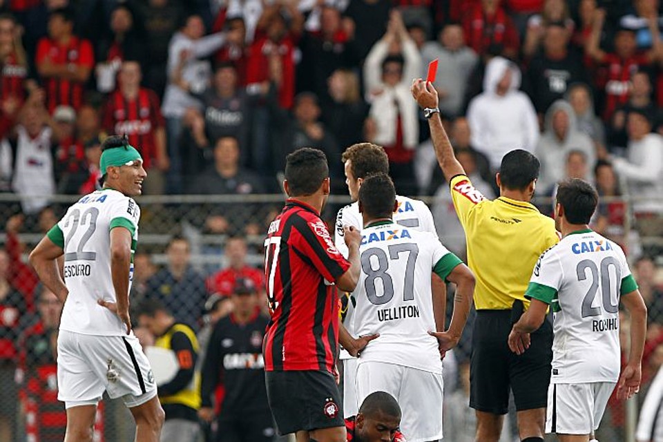 Zagueiro Escudero, do Coritiba, é expulso no Atletiba | Albari Rosa / Gazeta do Povo