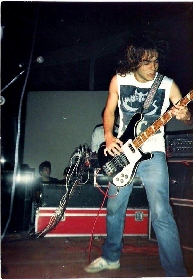 Sazi, baixista do Scarnio, durante show em Ourinhos (SP) | 