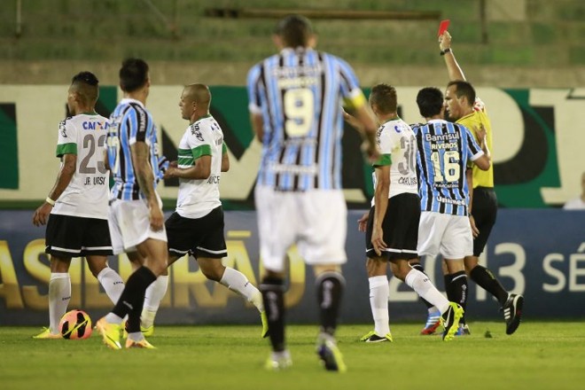 Além de fazer gol contra, Pará ainda foi expulso após entrada violenta em Geraldo |