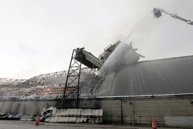 Combate ao fogo no terminal da Copersucar: 180 mil toneladas de açúcar queimadas | Paulo Whitaker/ Reuters