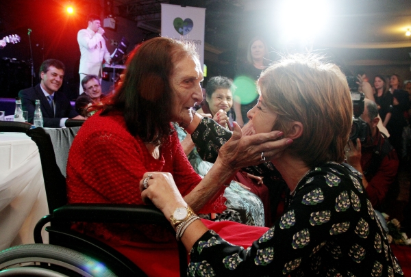Dona Amélia Sampronio Rodrigues, de 90 anos, conversa com a primeira-dama Fernanda Richa na 10ª edição do concurso Miss Curitiba da Melhor Idade, na última terça-feira, em comemoração ao Dia Internacional do Idoso. Mãe de Ivo Rodrigues, vocalista da banda Blindagem, falecido em 2010, dona Amélia vive no Asilo São Vicente de Paulo | Rogério Machado