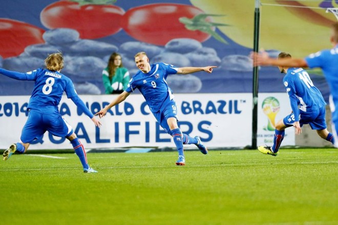 O camisa 9 Kolbeinn Sigthorsson comemora o gol da Islândia no empate por 1 a 1 com a Noruega em Oslo | 