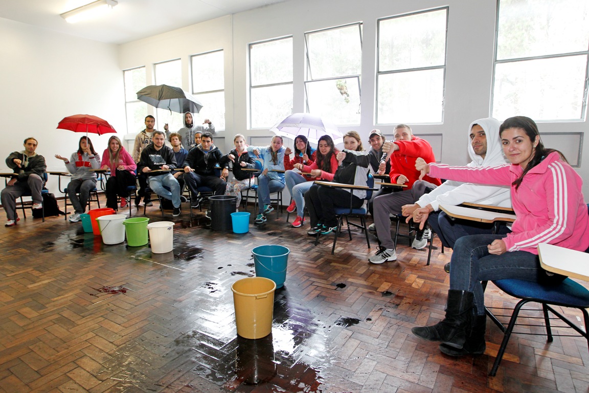 Em dias de chuva, aulas de Educação Física na UFPR são comprometidas por goteiras e infiltrações. | Antonio More / Agência de Notícias Gazeta do Povo