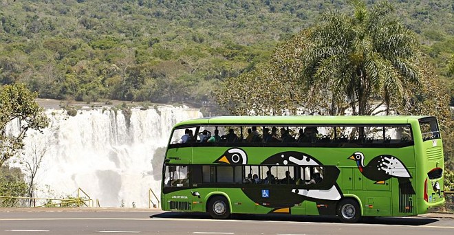 Um dos ônibus usados pela concessionária Cataratas para fazer o transporte de turistas dentro do Parque Nacional do Iguaçu | Christian Rizzi/Gazeta do Povo