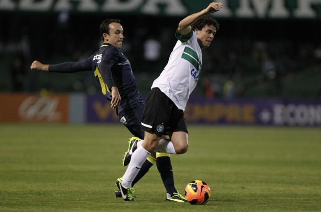 Victor Ferraz disputa jogada com o atacante santista Thiago Ribeiro | 