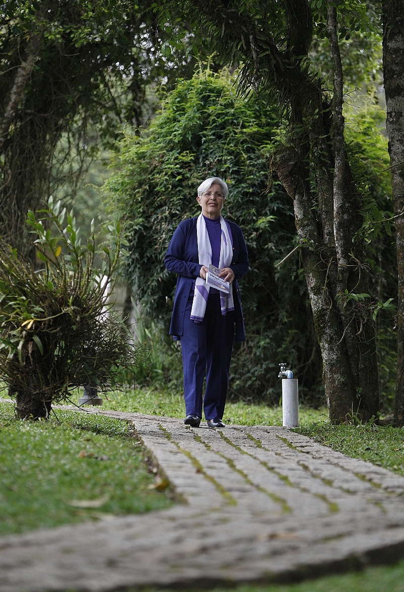 Adélia Maria Woellner caminha por sua chácara em Piraquara: respirando poesia | Jonathan Campos/Gazeta do Povo