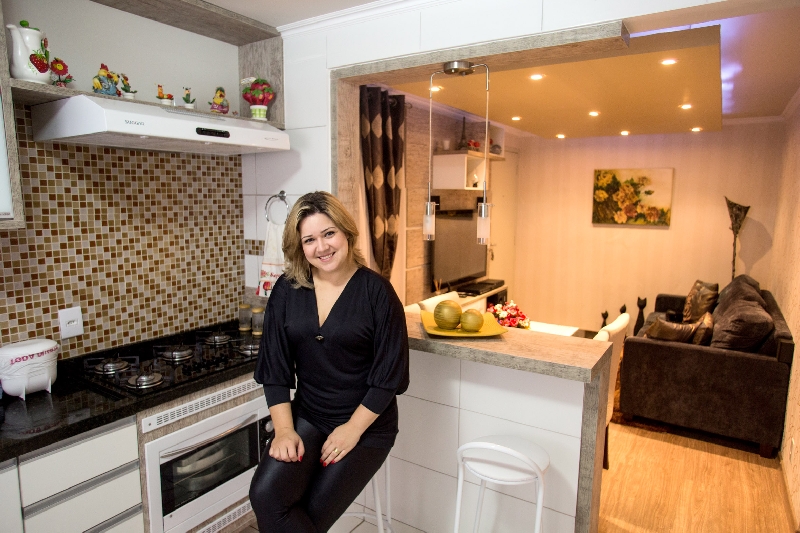 A fotógrafa Alline Moltocaro gastou 15% do valor do seu apartamento, em São José dos Pinhais, para mobiliá-lo. Quis fazer o apartamento dos meus sonhos, conta | Brunno Covello/ Gazeta do Povo