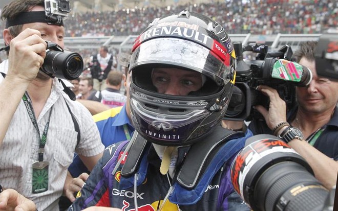O piloto alemão Sebastian Vettel, da Red Bull, comemora o quarto título seguido na Fórmula 1 | 