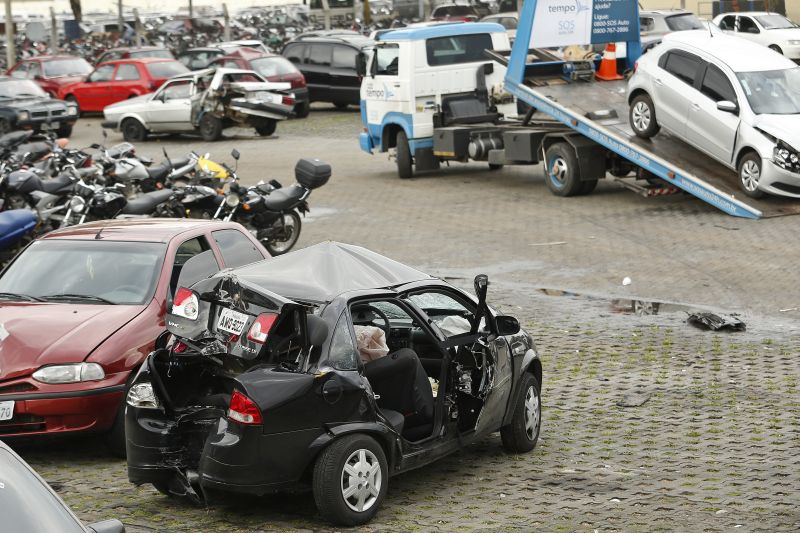 Corsa Classic recolhido na Dedetran conduzia avó, filha e neto que morreram no acidente | Marcelo Andrade/ Gazeta do Povo