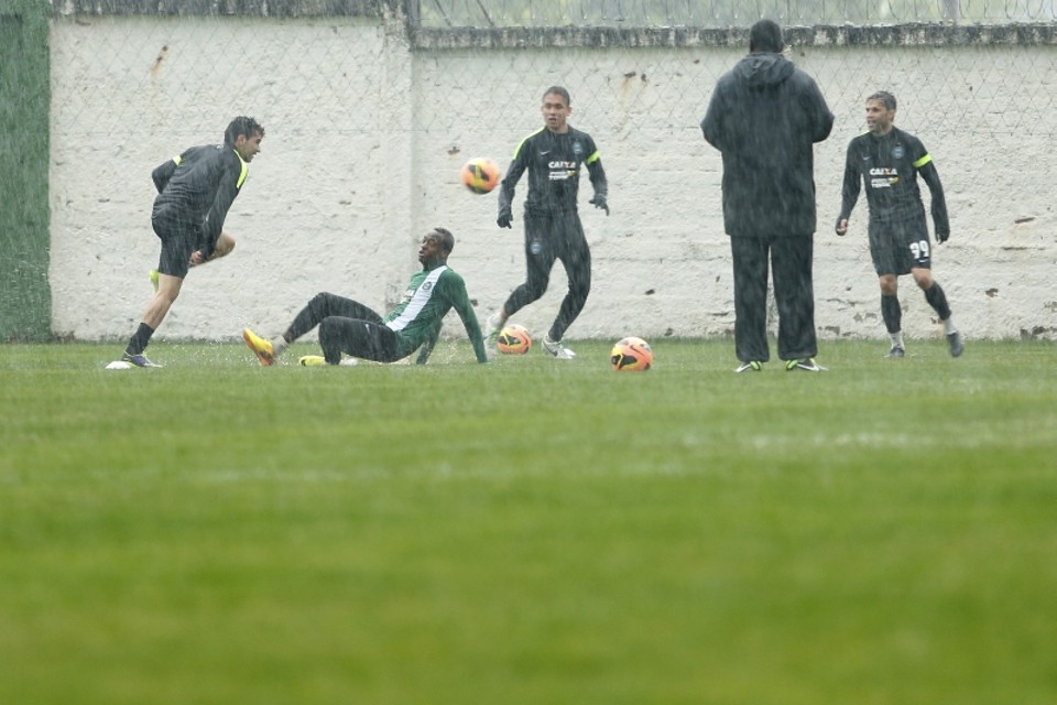 Geraldo, no chão, em treino do Coritiba debaixo de muita chuva no Centro de Treinamento da Graciosa | Marcelo Andrade/Gazeta do Povo