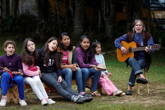 Trilha sonora também é executada pelas crianças. Na foto, o músico Candiê Marques, que integra o Terrinha Cultural, repassa o repertório |