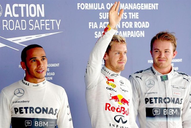 O piloto alemão Sebastian Vettel (centro) vai largar na pole do GP da Índia, seguido pelo alemão Nico Rosberg (direita) e o inglês Lewis Hamilton (esquerda) | EFE/EPA/VALDRIN XHEMAJ