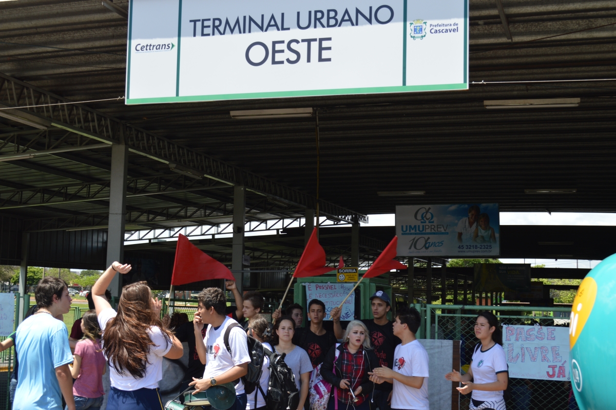 Protesto foi feito por alunos de duas escolas estaduais de Cascavel | Luiz Carlos da Cruz/Especial para a Gazeta do Povo