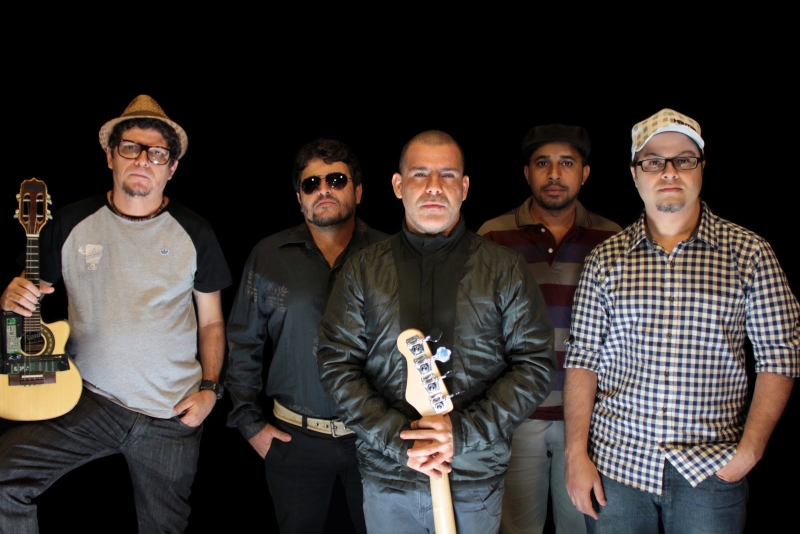 Entre os sucessos tocados pelo grupo do Recife estão Livre Iniciativa e Meu Esquema, além de releituras do Nação Zumbi | Divulgação