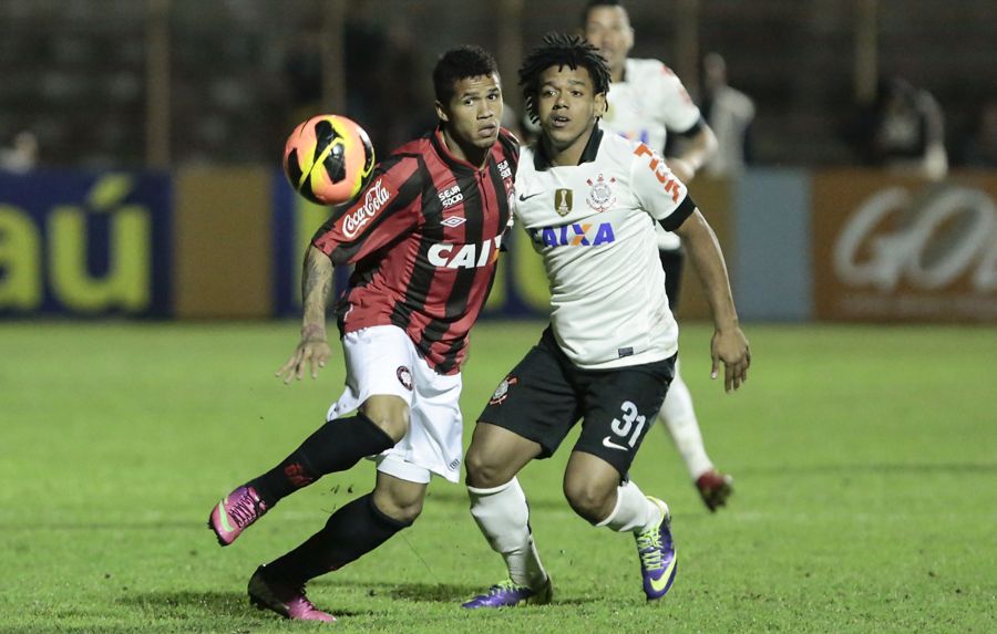 O lateral atleticano Léo disputa lance com o atacante corintiano Romarinho: pouca criatividade no duelo em Mogi Mirim | Miguel Schincariol / Folhapress