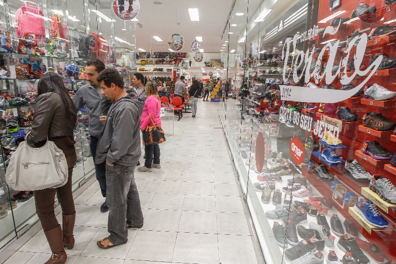 Lojas Omar contratarão tantos temporários quanto em 2012. Lembrancinhas devem puxar bicos no comércio | Daniel Castellano/ Gazeta do Povo