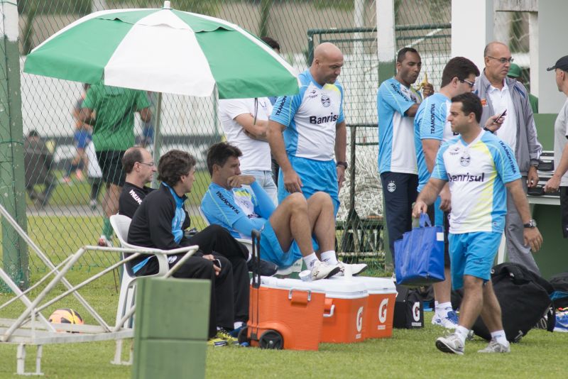 O técnico Renato Gaúcho pensativo durante treino do Grêmio no CT do Coritiba | Henry Milléo / Gazeta do Povo