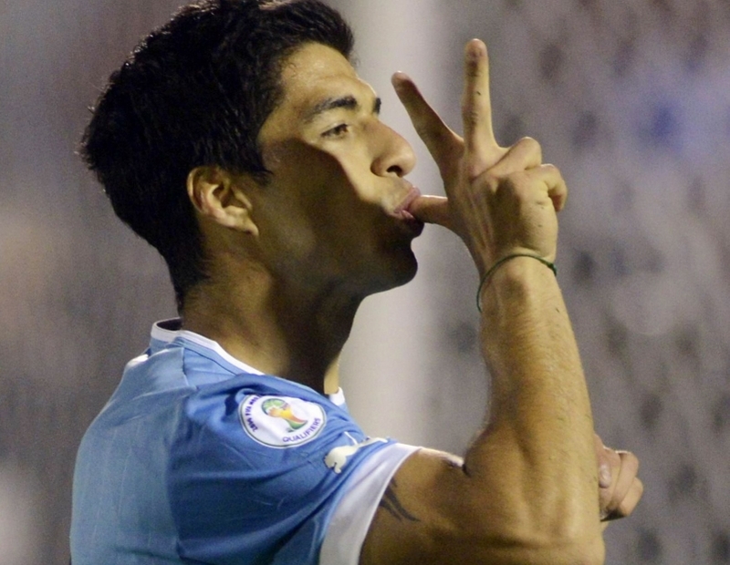 Luis Suarez comemora um dos gols do Uruguai na vitória sobre a Argentina: repescagem | Martin Cerchiari/ Reuters