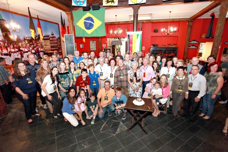 A família Hauer comemorou no último sábado os 150 anos da imigração para o Brasil com um animado almoço no Bar do Alemão. Estavam lá as várias gerações da grande e renomada família curitibana | Rogério Theodorovy