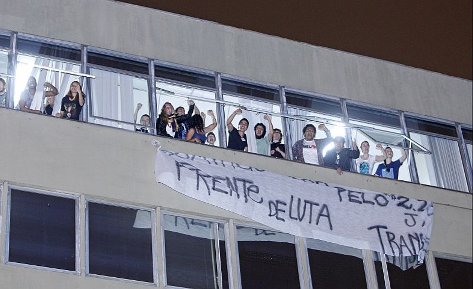 Manifestantes nas janelas da Câmara Municipal de Curitiba pedem a anulação dos contratos do transporte público | Antônio More/Agência de Notícias Gazeta do Povo