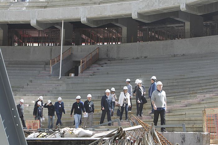 Técnicos da Fifa estiveram na Arena da Baixada nesta quarta-feira na penúltima visita antes da Copa | Antonio More / Gazeta do Povo
