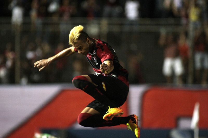 William Henrique comemora gol do triunfo do Vitória sobre o Botafogo no Barradão | Edson Ruiz / Folhapress
