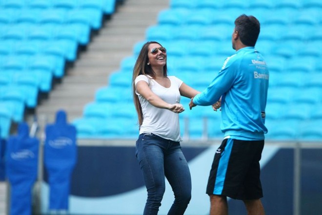 Renato Gaúcho com a filha Carol Portalupi no treino do Grêmio |