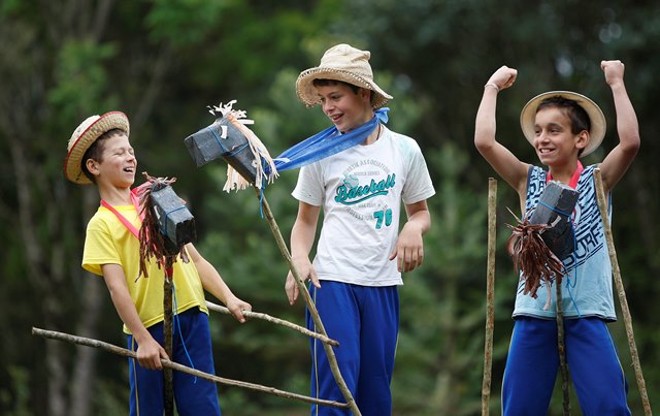 Cavalos foram construídos pelas crianças. Cabeças dos