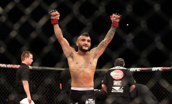 Parnanguara John Lineker mais uma vez teve problemas com a balança antes do UFC em Manchester | Daniel Castellano / Gazeta do Povo