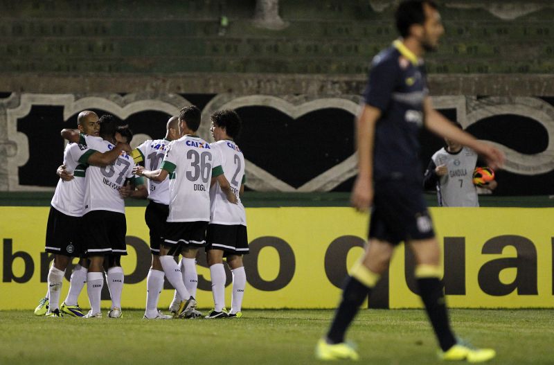 Comemoração alviverde pelo gol da vitória sobre o Peixe | Hugo Harada / Gazeta do Povo