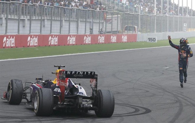 O piloto alemão Sebastian Vettel, da Red Bull, comemora o quarto título seguido na Fórmula 1 | 