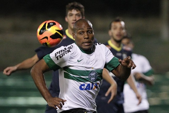 Zagueiro Luccas Claro controla jogada na defesa alviverde | 