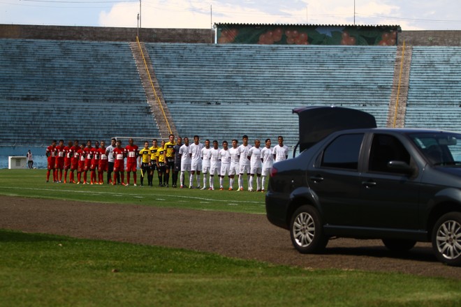 Jogadores ouvem o hino nacional que vem do porta-malas do carro do dirigente | 