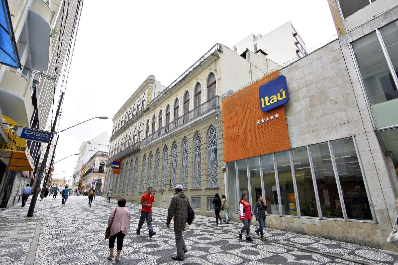 Agência do Itaú Unibanco no calçadão da Rua XV de Novembro, em Curitiba | Antônio More/ Gazeta do Povo
