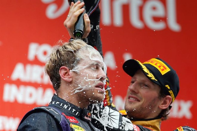 O piloto alemão Sebastian Vettel, da Red Bull, comemora o quarto título seguido na Fórmula 1 | 