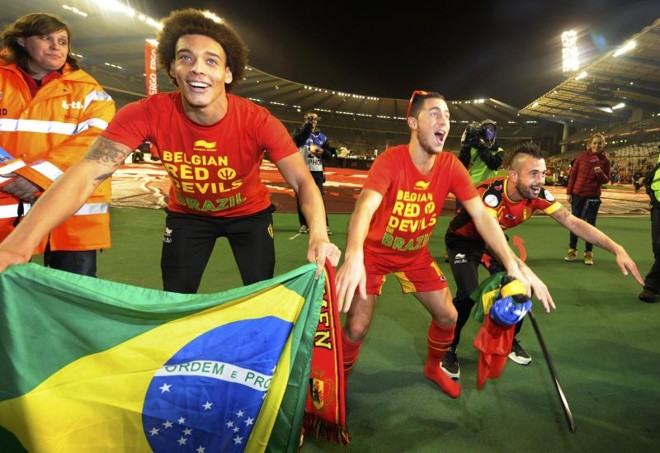 Jogadores belgas comemoraram em Bruxelas a vaga na Copa obtida na rodada anterior |