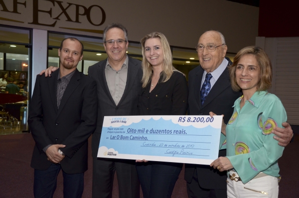 A presidente do Lar O Bom Caminho, Nylcéa Braga Maciel (à dir.), e os diretores financeiro, Júlio Gomel (de gravata), e de marketing, Bernardo Parolin Work (à esq.), receberam um cheque simbólico de R$ 8,2 mil arrecadados com as apresentações da peça infantil O menino que inventou o avião, encenada pelo grupo de teatro do Colégio Positivo. O valor foi entregue pelo diretor corporativo de marketing do Grupo Positivo, Rogério Mainardes, e pela diretora do Instituto Positivo, Eliziane Gorniak | Marco Charneski
