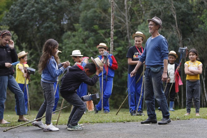 Perré dirige ensaio, que acontece em chácara da família do artista, próxima da escola | 
