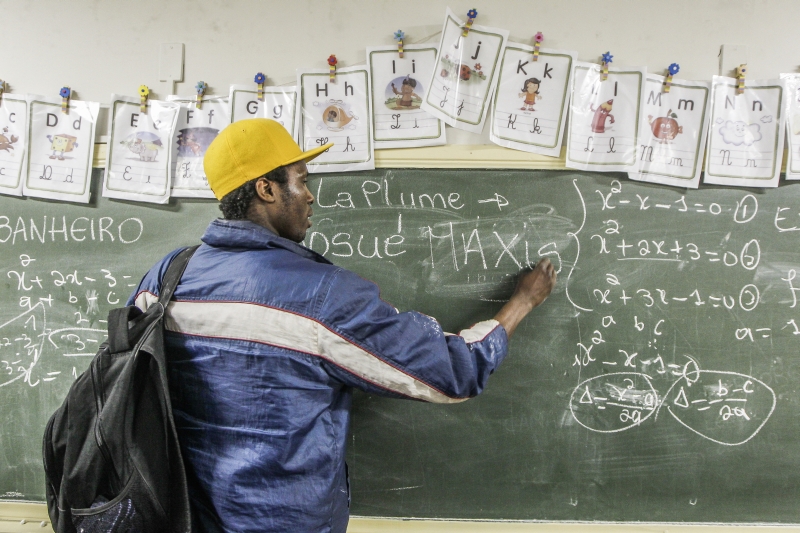 Do quadro-negro para a mesa de cirurgia: Josué Matxis, há sete meses em Curitiba, sonha em cursar Medicina | Daniel Castellano/Gazeta do Povo