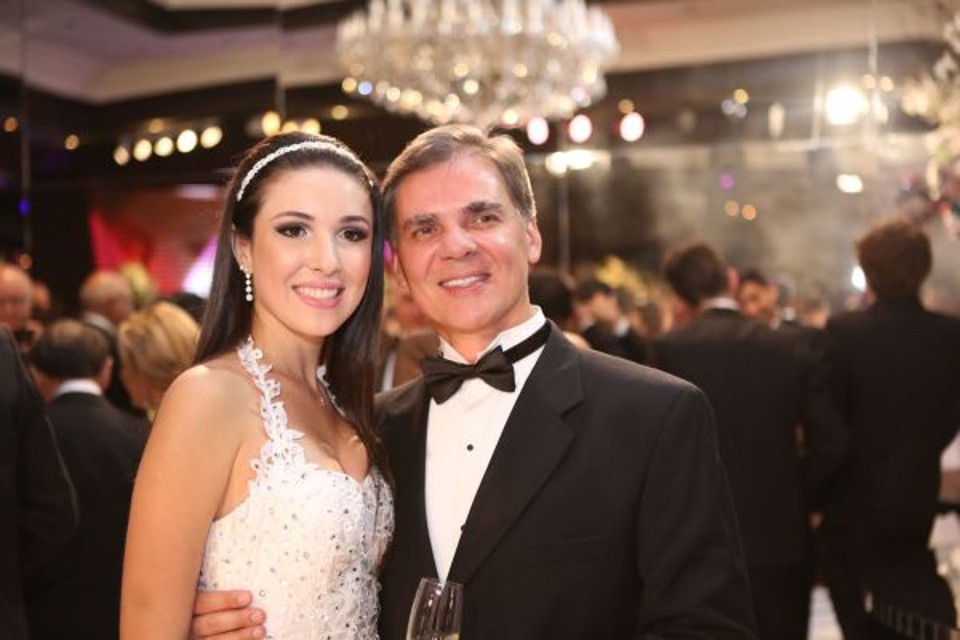 Realce no leque de debutantes apresentado no elegantíssimo Baile da Primavera do Graciosa Country Club, a graça e encanto de Priscila Moro Keinert, que tem ao lado o orgulhoso pai, cirurgião plástico Sérgio Keinert | Kobiyama