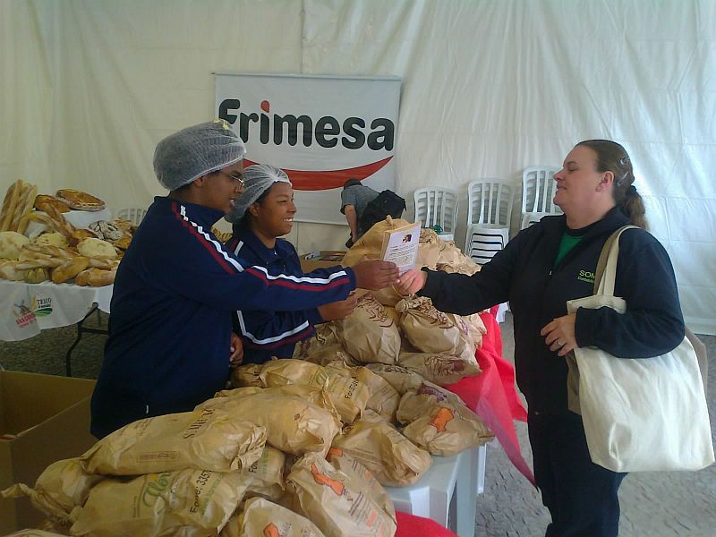 Curitibanos podem trocar livros por pães até as 17 horas, na Praça Rui Barbosa | Aniele Nascimento / Agência de Notícias Gazeta do Povo
