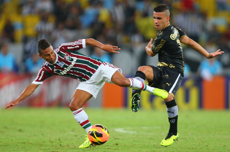 Biro Biro (esq) marcou para o Fluminense logo no início do jogo, mas o Botafogo conseguiu o empate | Fernando Cazaes / Photocamera