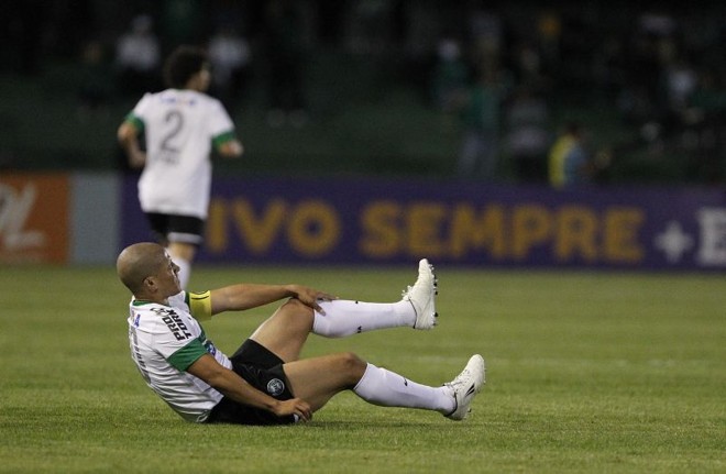 Alex sente pancada no tornozelo e cai no gramado | 