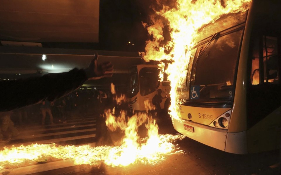 Ônibus é destruído durante protesto em São Paulo | Nacho Doce / Reuters